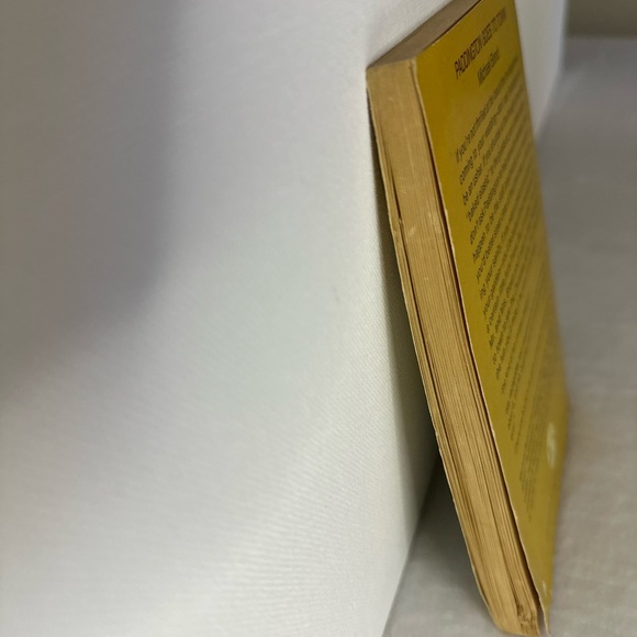 Paddington Goes To Town by Michael Bond Illustrations by Peggy Fortnum Vintage - Picture 5 of 6